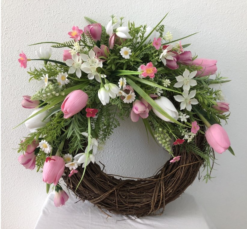 Jarní věnec na dveře z proutí